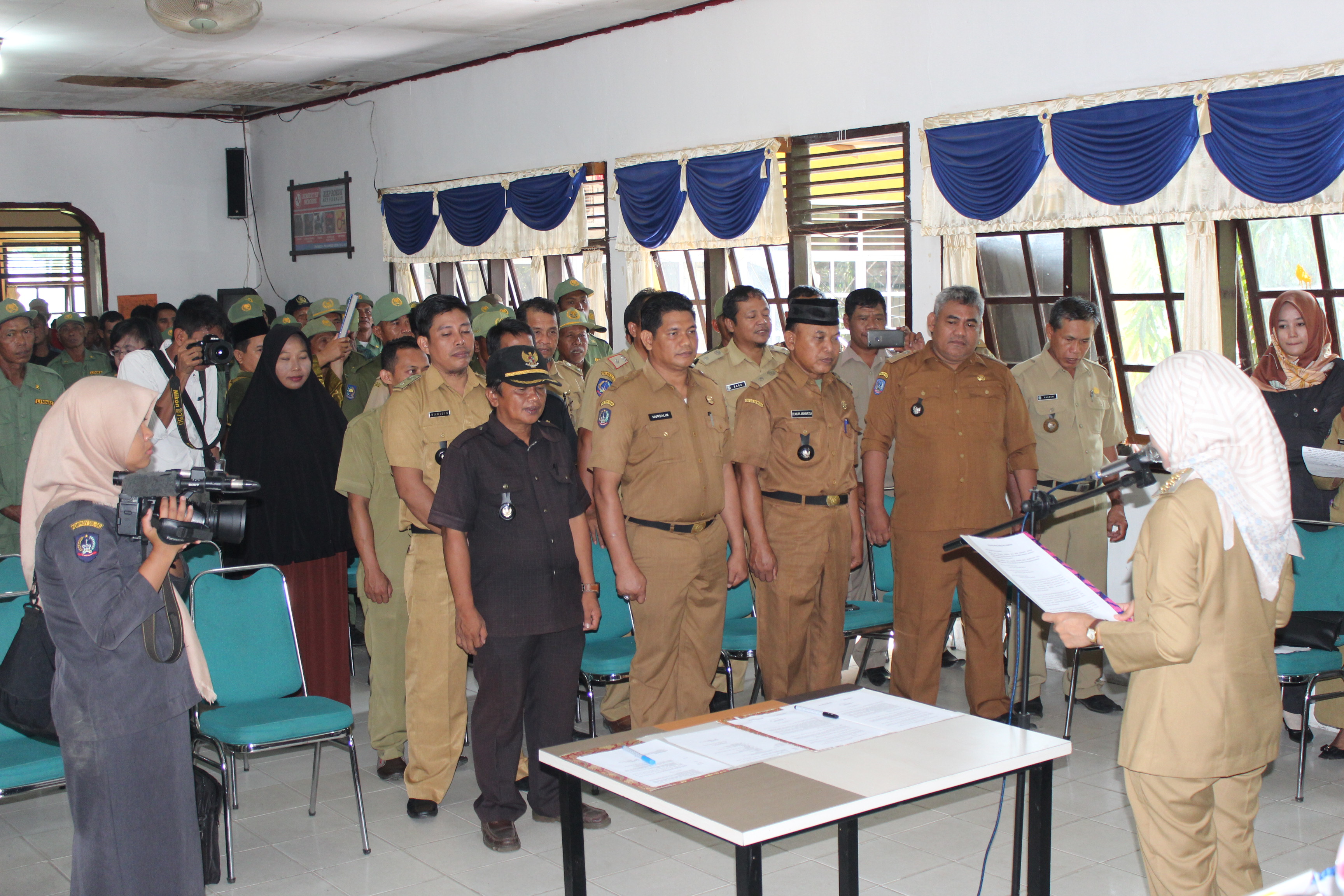Bupati Lutra Lantik 385 Satlinmas di Sukamaju