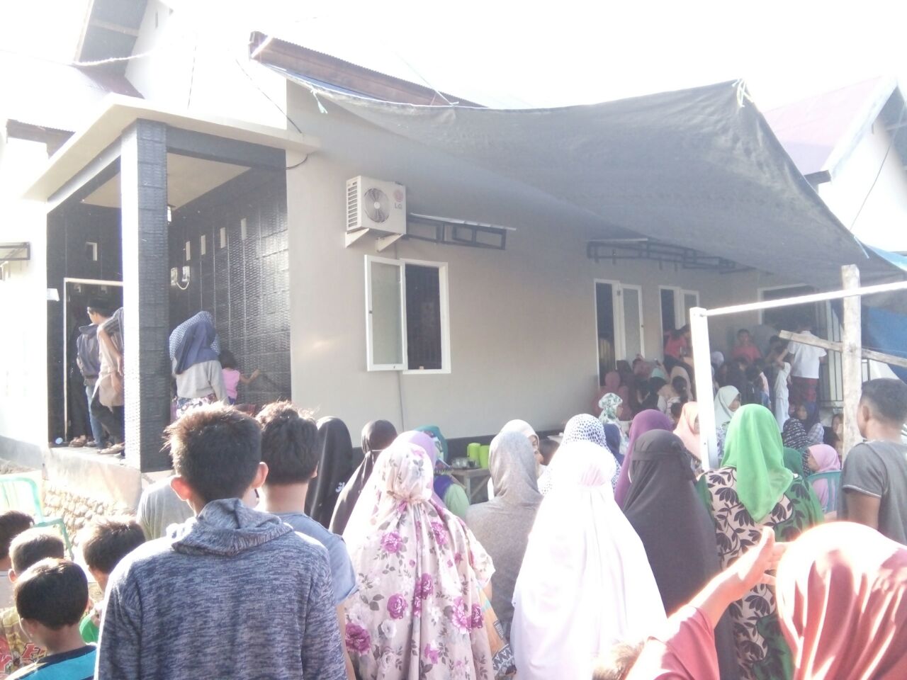 VIDEO : Isak Tangis Sambut Jenazah Ibu-Anak Warga Palopo yang Tewas Kecelakaan