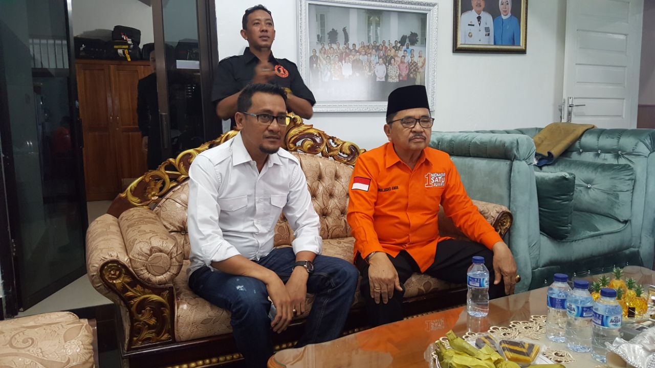 VIDEO : Tiba di Lokasi Debat, Juara Disambut Ribuan Pendukung