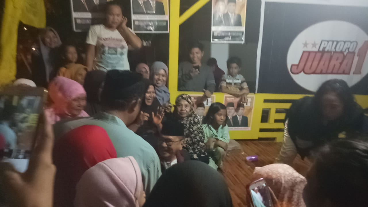 Usai Salat Tarwih, HM Judas Amir Kunjungi Posko. Lihat Ibu ini Bacakan Puisi Pembangunan
