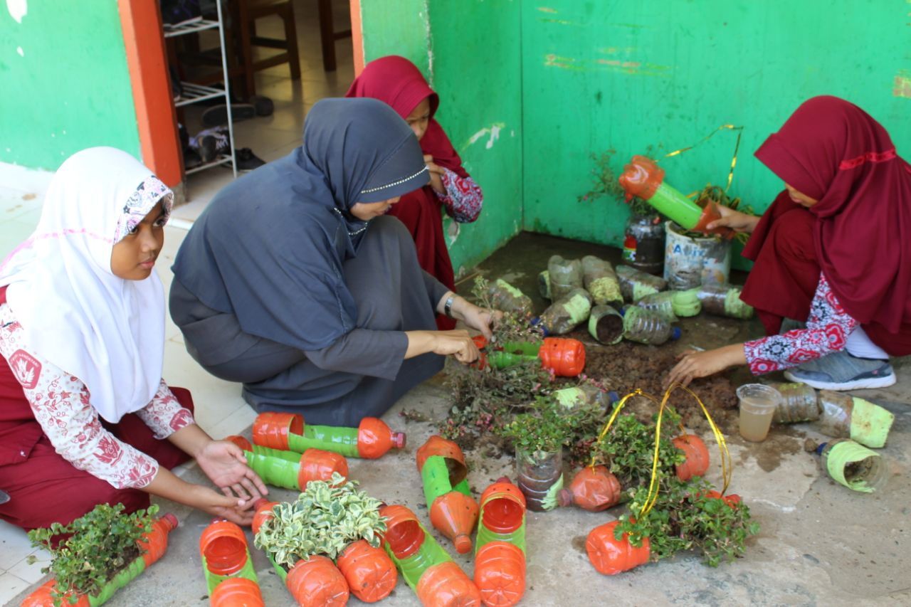 Tambah Minat Belajar, Siswa SDN 30 Mattirowalie Hiasi Dinding dengan Tanaman