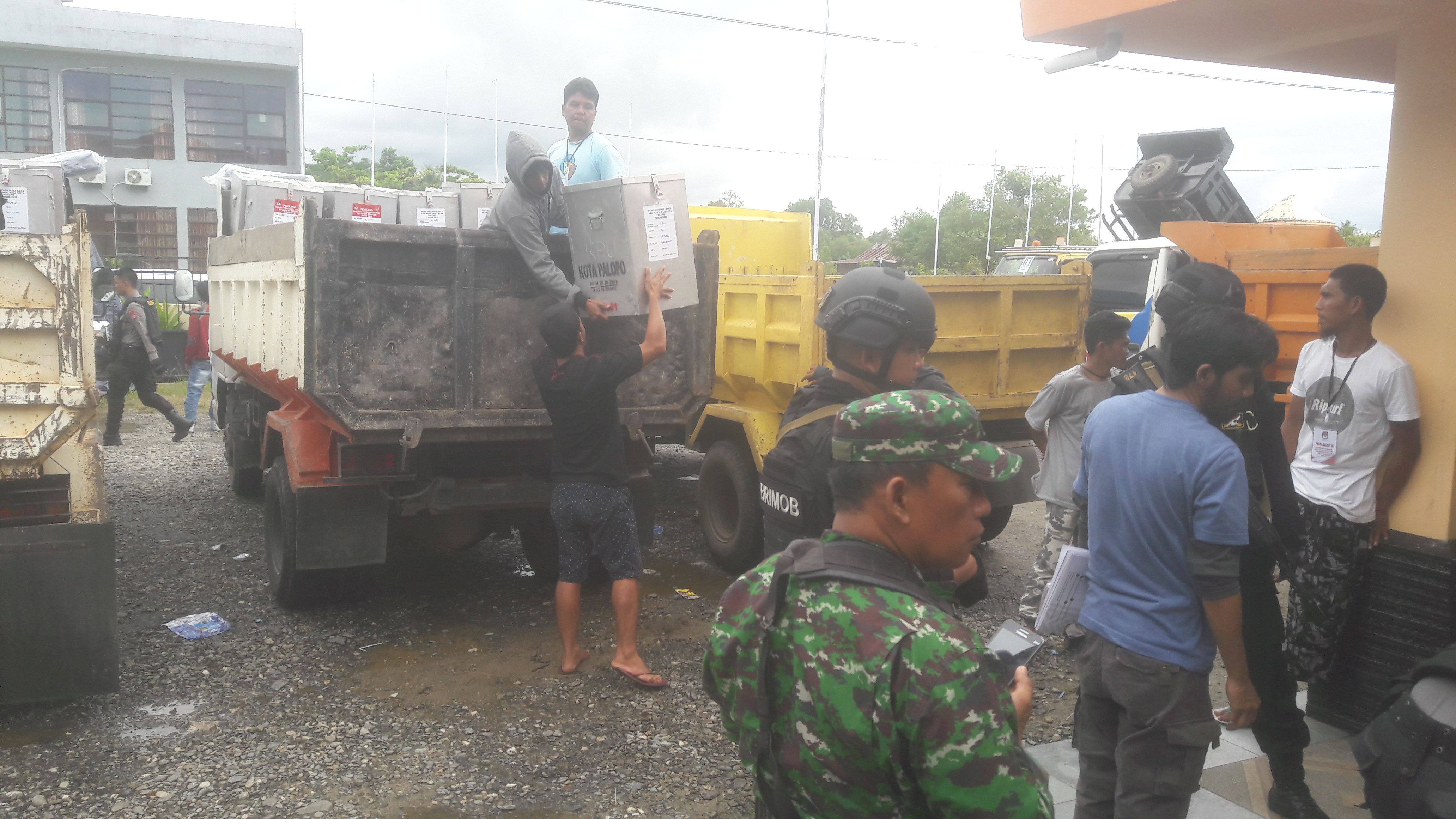 VIDEO : Gunakan Truk, KPU Distribusikan Logistik Pemilu