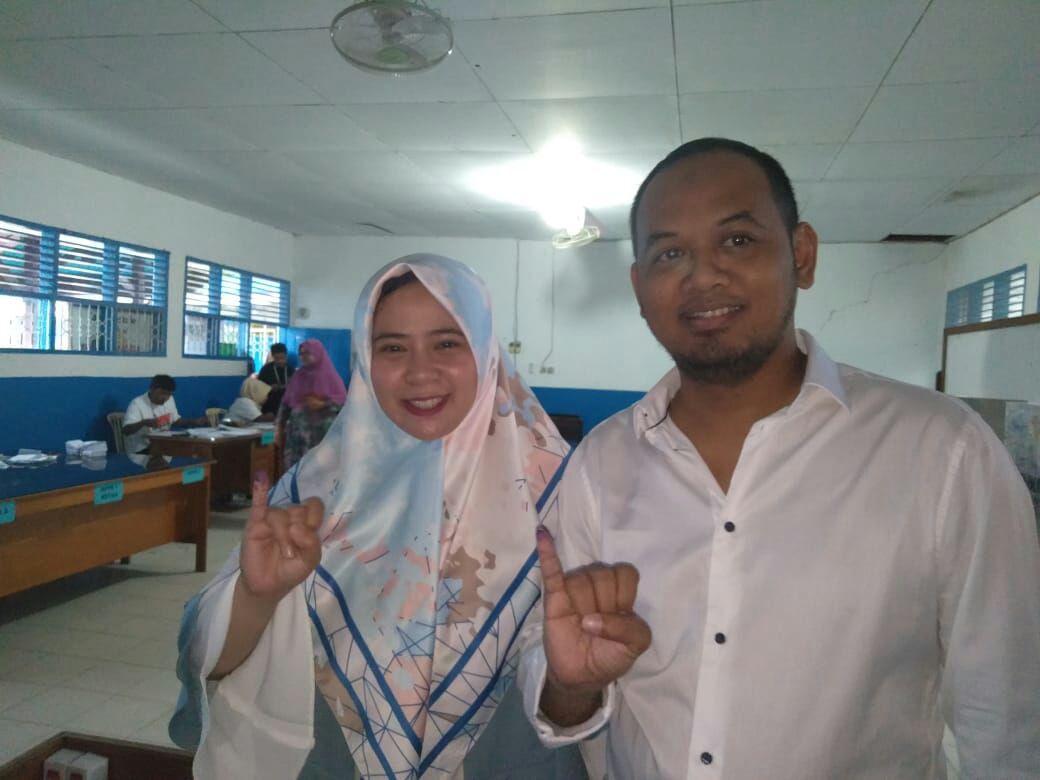 Hujan-hujan, Ome Bersama Istri Mencoblos