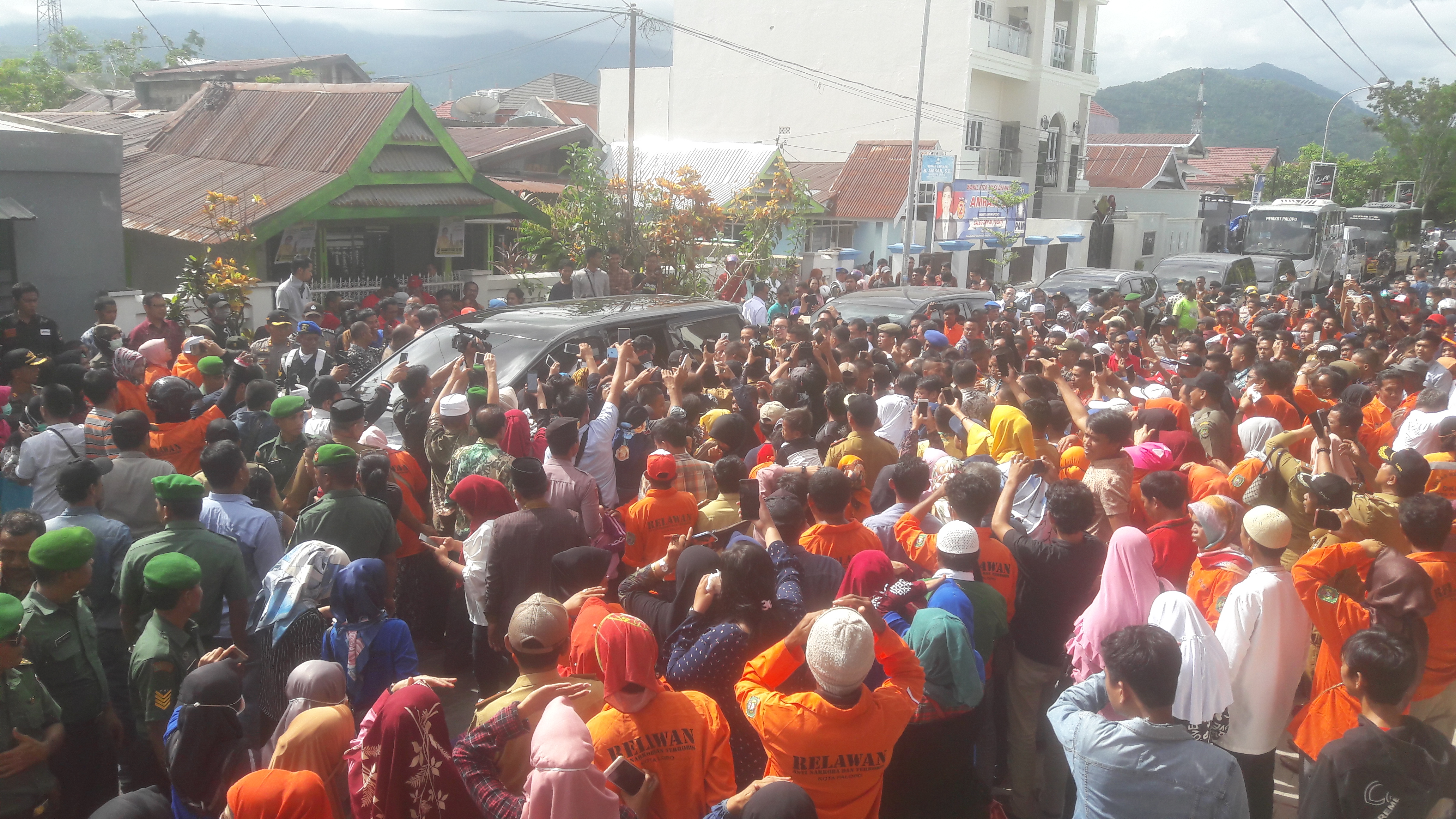 VIDEO : Ribuan Warga Palopo Histeris Sambut Jokowi