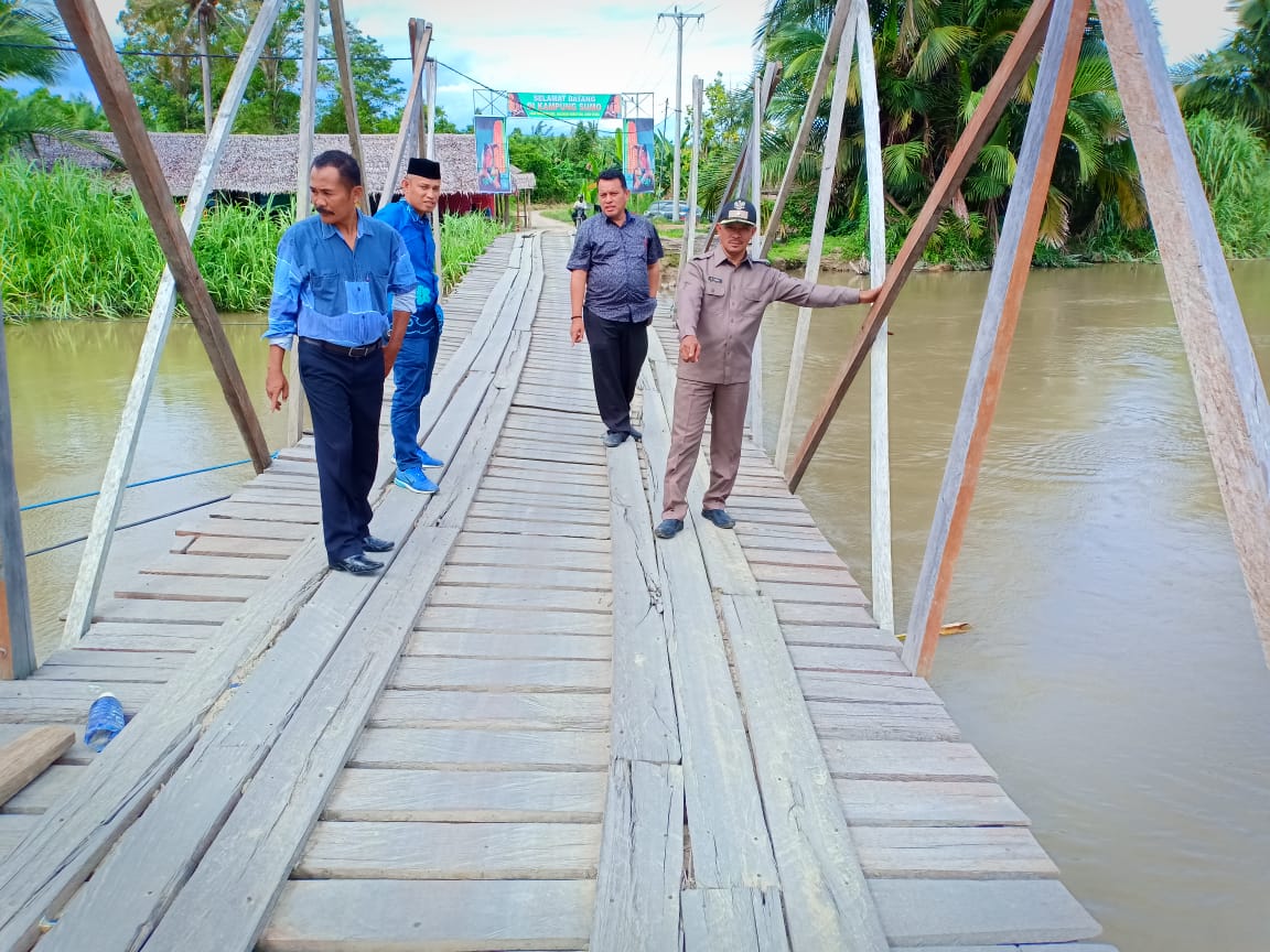 Isi Hari Libur, Camat Malbar Tinjau Jembatan