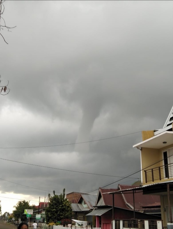 VIDEO : Awan Mirip Puting Beliung Nampak di Bandara Bua Luwu