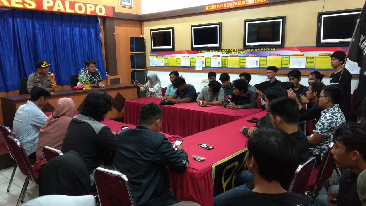 VIDEO : Anggota Polres Palopo Minta Maaf Soal ‘ Anak Kampung’ di Depan Warga- Mahasiswa Walmas