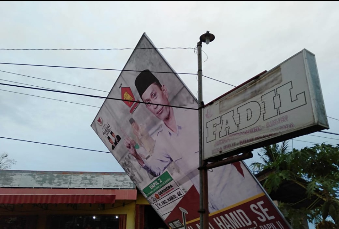 Anggota DPRD Bone Nyaris Tewas Tersengat Listrik Saat Pasang Baliho Di Tonra