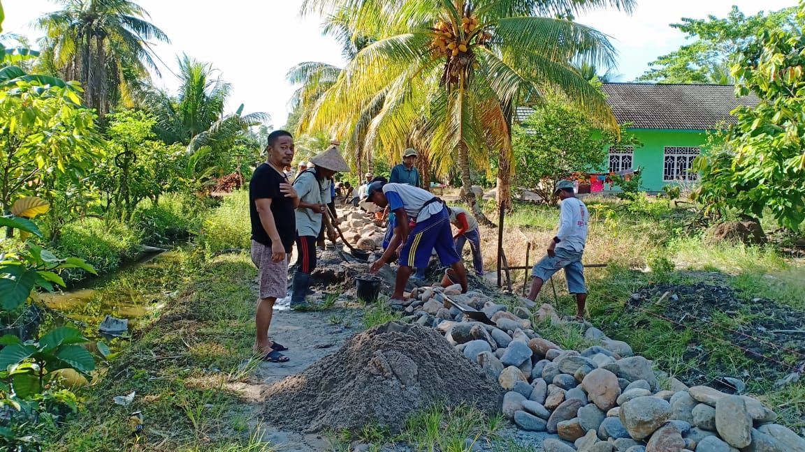 Hidupkan Gotong Royong, Warga Mappedeceng Swadaya Bangun Talud