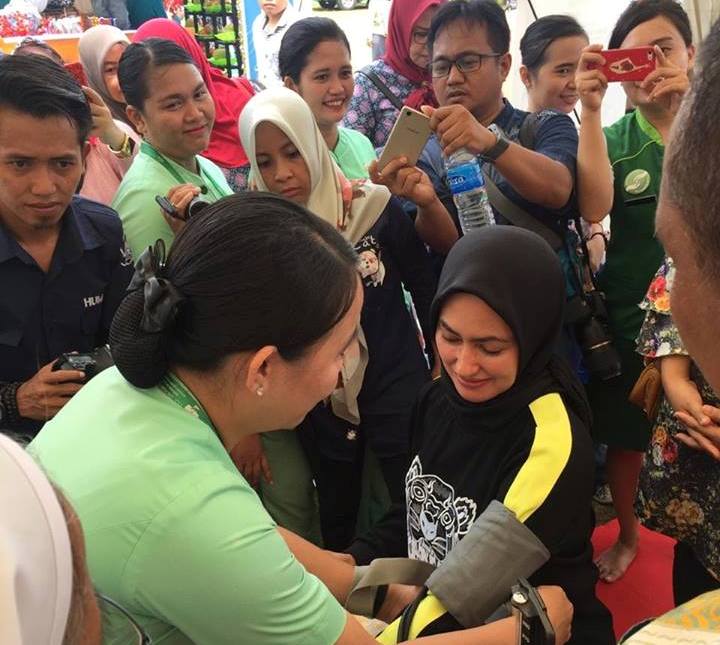 Periksa Kesehatan di Stand RS Bintang Laut, Bupati Cantik Jadi Spot Selfie