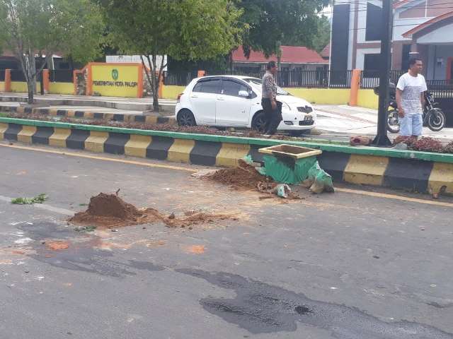 VIDEO: Adzan Ashar Menggema, Tembakkan Gas Air Menyalak… Duh, Mahasiswa Bentrok Polisi di Depan Kantor Walikota