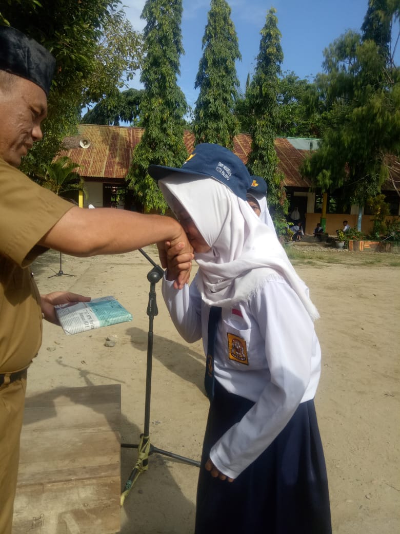 SMPN 9 Palopo Beri Hadiah 7 Siswa Berprestasi