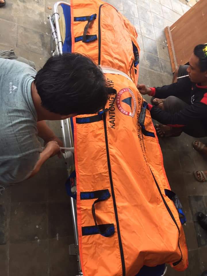 Jenazah Warga Rampi Luwu Utara Terpaksa Ditandu Sejauh 60 Kilometer Lewat Jalur Sulawesi Tengah