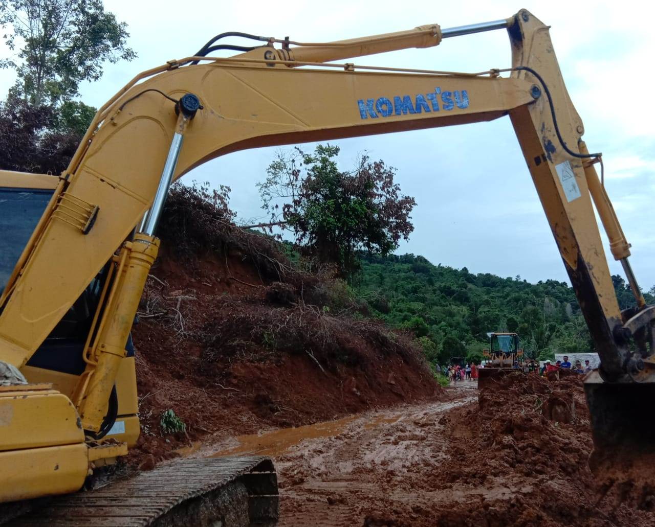 Dinas PUPR Palopo Siagakan Alat Berat di Poros Salubattang
