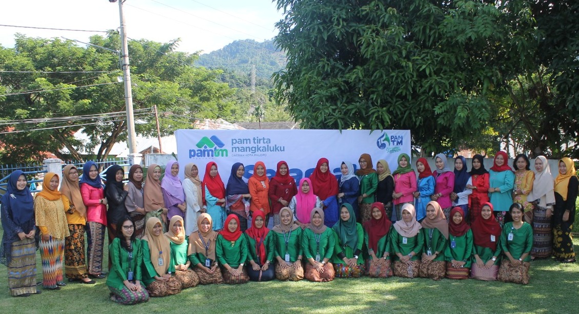 Karyawati PAM TM Palopo Pakai Kebaya Peringati Hari Kartini