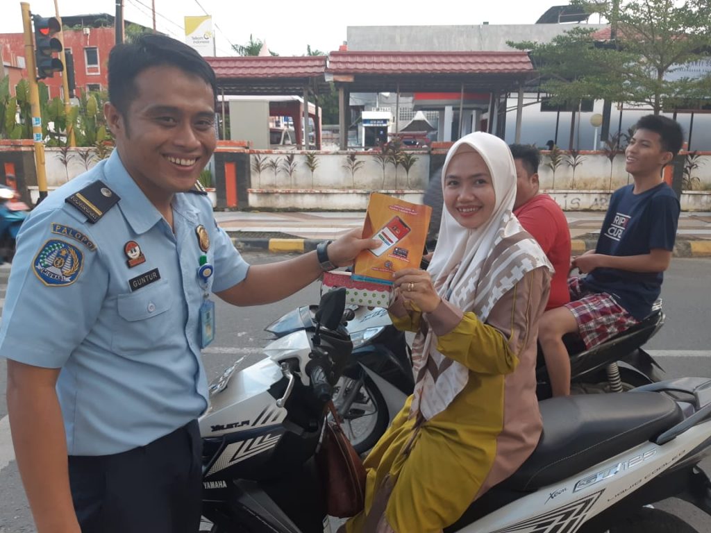 Sambil Sosialisasi, Imigrasi Palopo Bagikan 100 Paket Takjil
