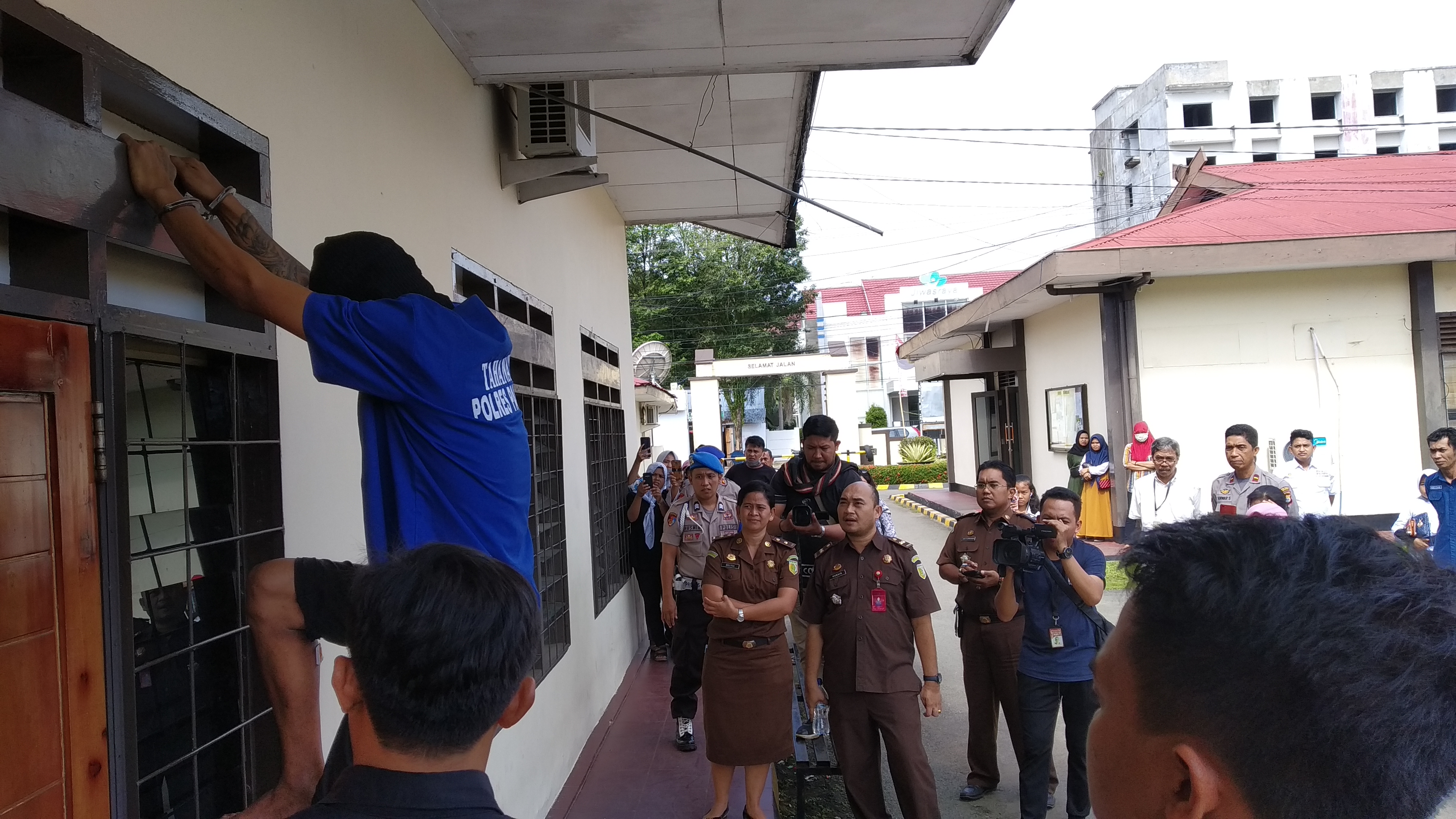 VIDEO : Rekontruksi Pembunuhan IRT di Palopo, Pelaku Nyaris Dipukul Keluarga Korban