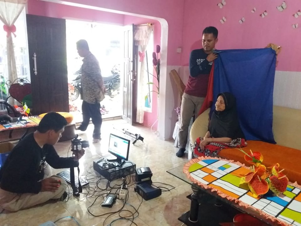 Sasar Penduduk Rentan, Dukcapil Lutim Lakukan Perekaman e-KTP di Rumah Warga