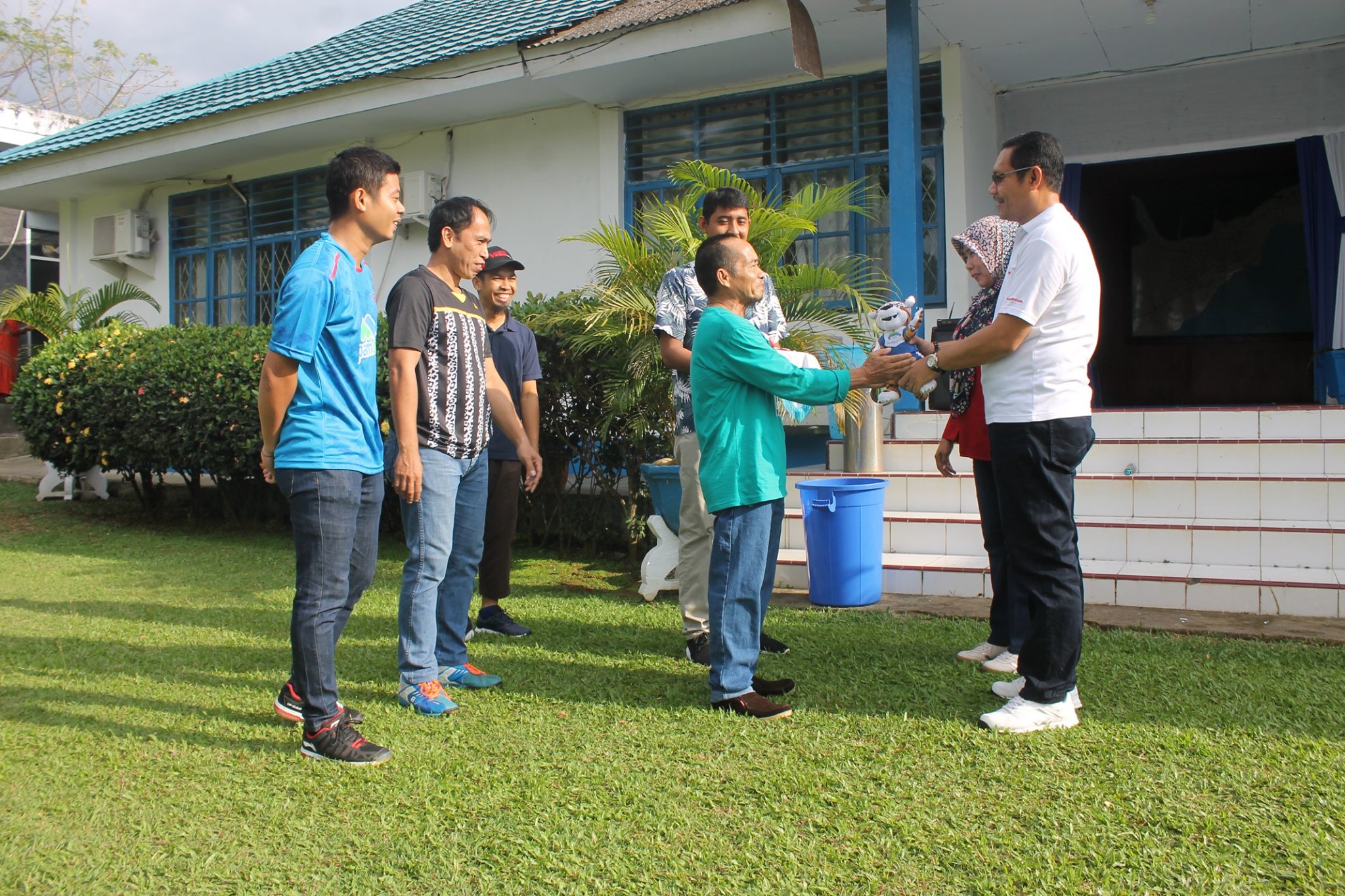 Atlet Badminton PAM TM Palopo Serahkan Medali ke Dirut