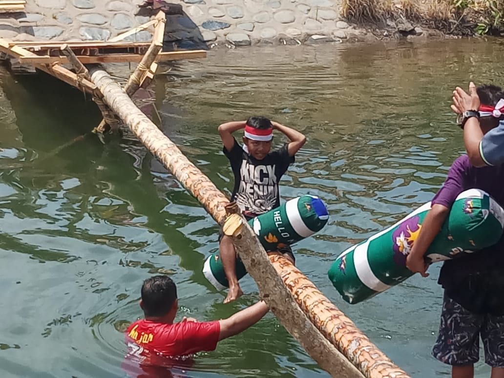 Meriahkan HUT RI, Ada Tarung Bantal di Sungai Noling