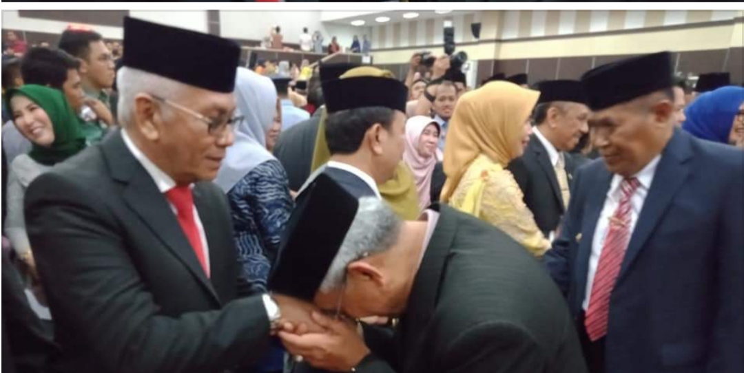 Andi Hatta Marakarma Dilantik Jadi Anggota DPRD Sulsel, Bupati Luwu Timur Cium Tangan