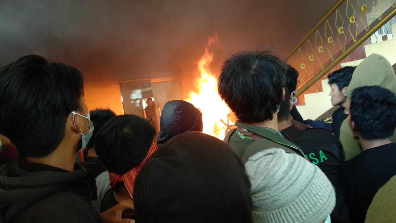 Baru Aksi Hari Ini, Mahasiswa Bone Bakar Kantor DPRD