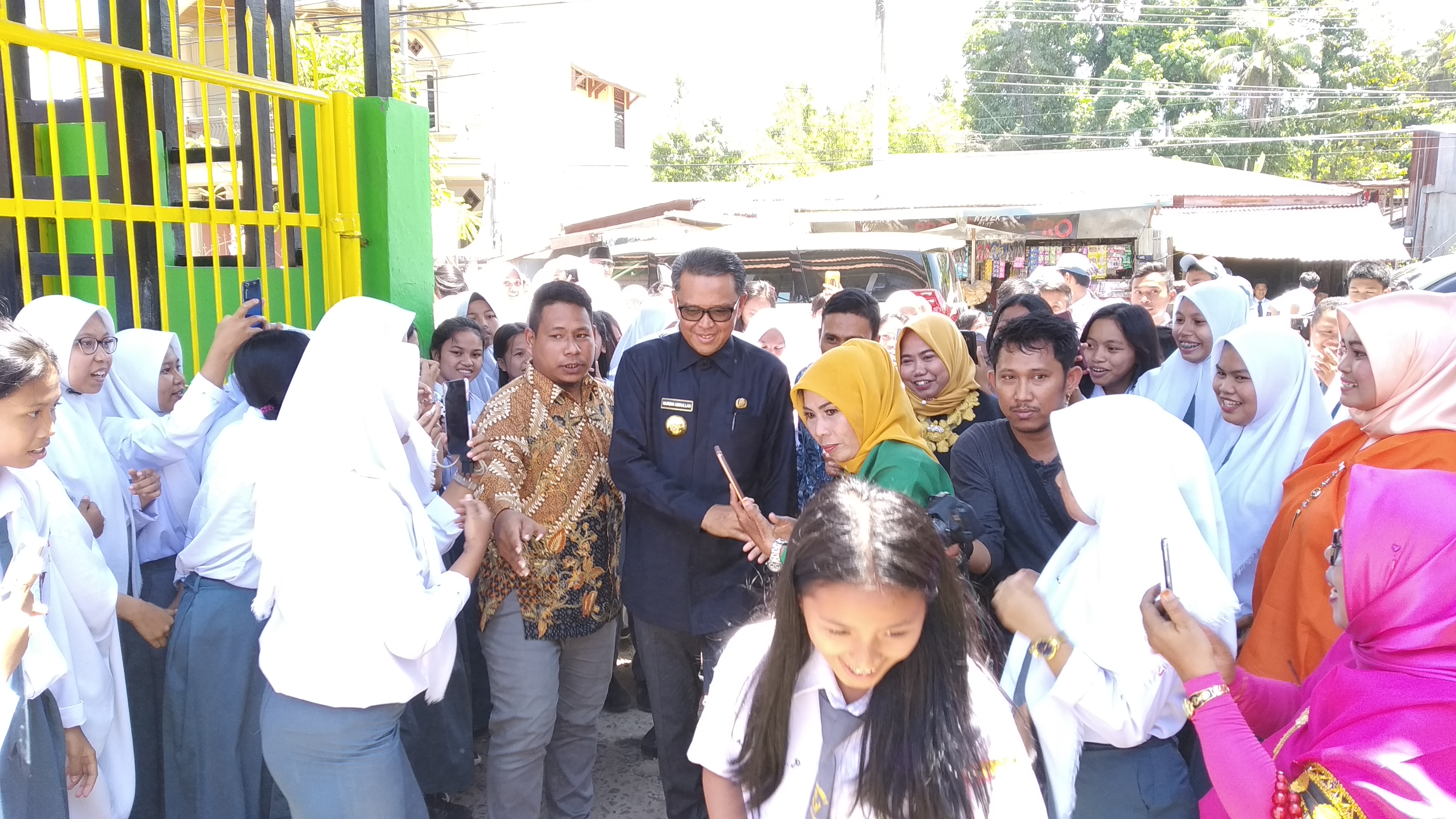 Berkunjung ke SMKN 1 Palopo, Gubernur Sulsel ‘Diserbu’ Siswa
