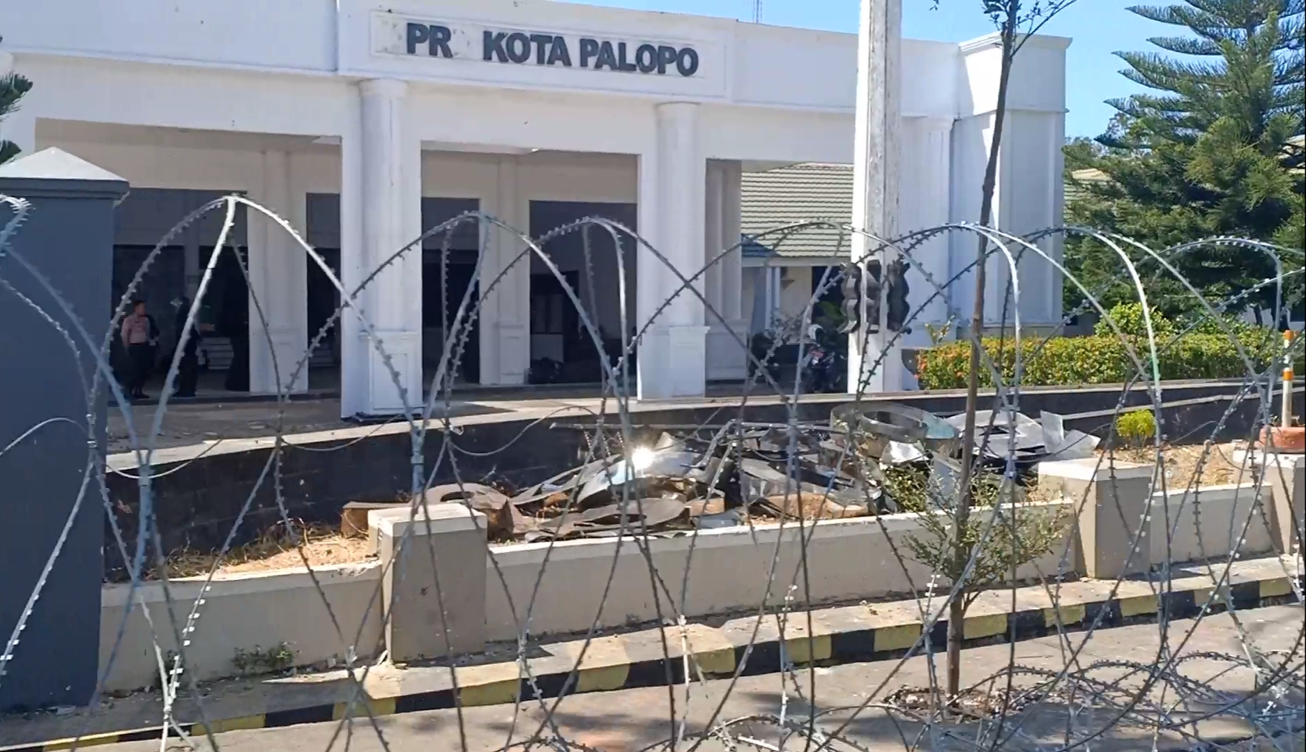 VIDEO : Kantor DPRD Palopo Dipagari Kawat Berduri