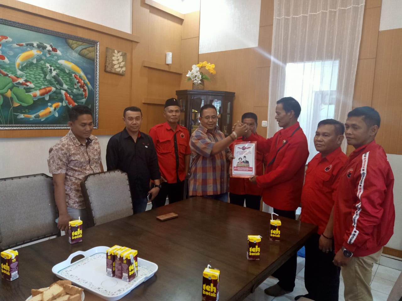 Diwakili Suami, Indah Putri Indriani Terima Formulir Pendaftaran Calon Bupati di PDIP