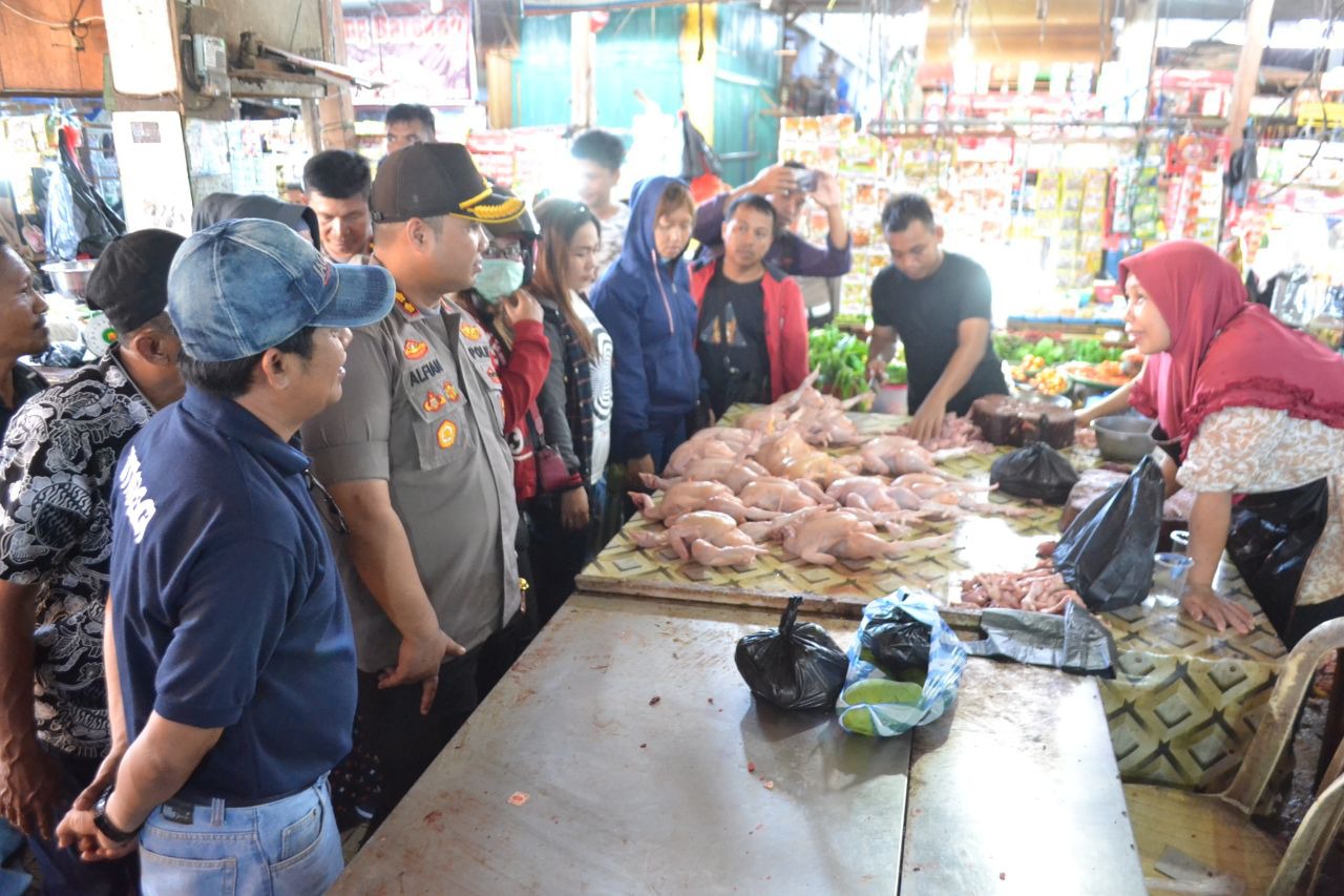 Sambut Hari Raya Natal, Polres Palopo Bersama Dinas Perdagangan Lakukan Sidak di Pasar Sentral