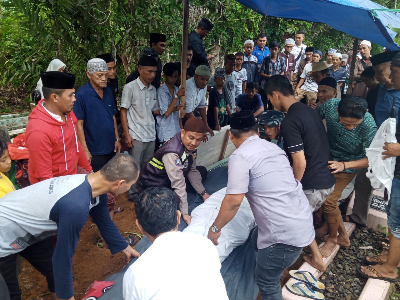 Peduli Warga Binaan, Bhabinkamtibmas Polsek Wara Ikut Mengurus Jenazah