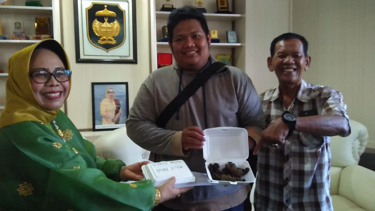 Ini Video Ketua DPRD Palopo Dapat Bingkisan Kotoran Sapi di Kantornya