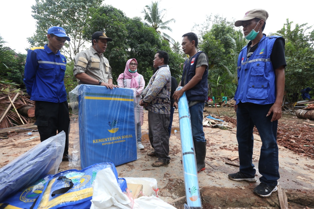Warga Korban Kebakaran dan Rumah Ketimpa Pohon di Mungkajang Terima Bantuan dari Dinas Sosial Palopo
