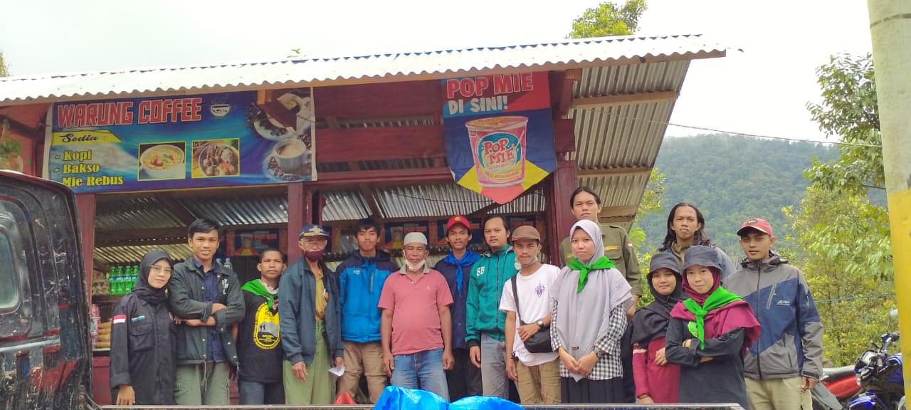 Gerakan AgroKompleks Unanda Palopo Salurkan Logistik di Battang