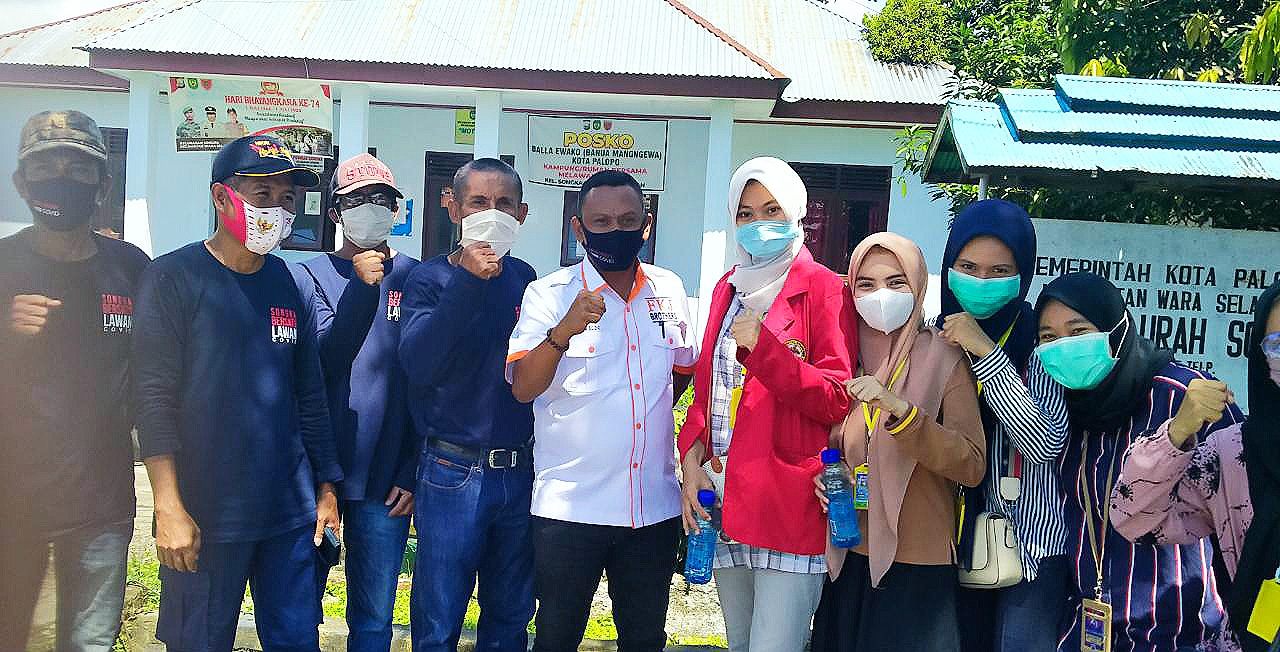 Sosialisasikan Perwal ProKes, Kelurahan Songka Warsel Sasar Rumah Warga Pasangi Poster