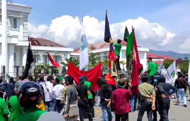 Tolak Omnibus Law, Mahasiswa Palopo Kembali Blokade Trans Sulawesi
