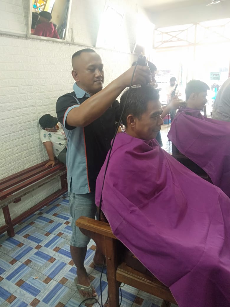 Siap Ikut Debat Publik, Arsyad Pilih Baca Buku, Andi Sukma Santai Pangkas Rambut