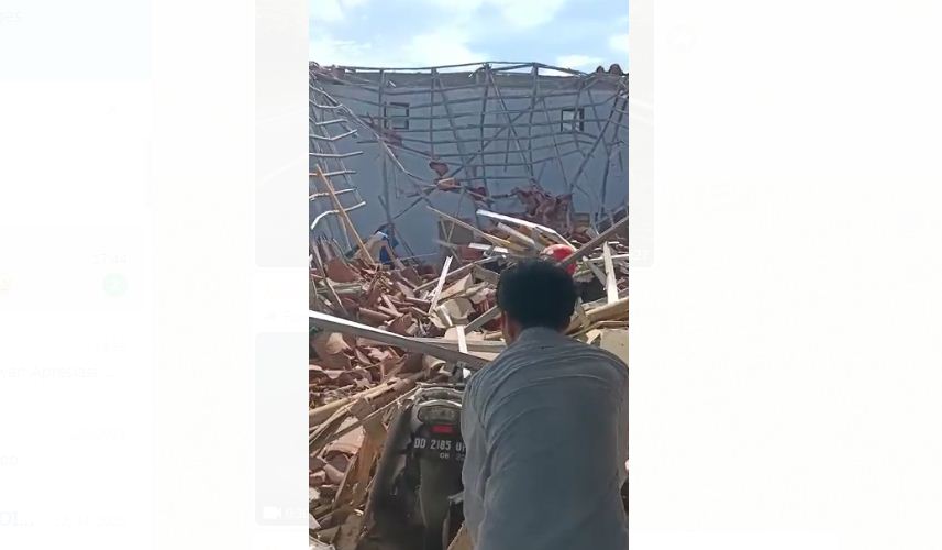 VIDEO: Detik-detik Gempa di Majene Berkekuatan 5,9 Skala Richter, Warga Panik, Atap Rumah Ketua DPRD Sulbar Ikut Ambruk