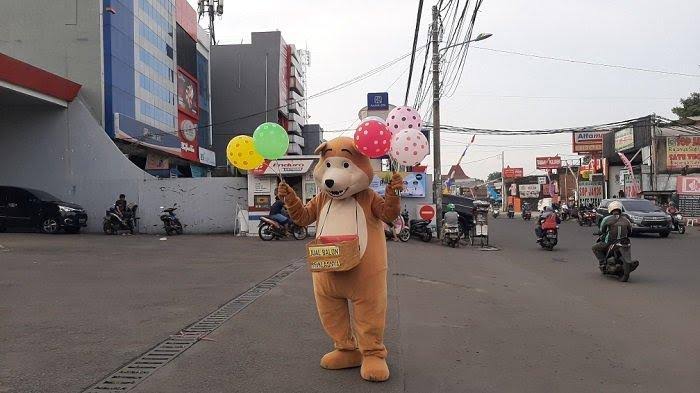 Viral… Badut Penjual Balon di Pom Bensin, Cuma Dibayar Seiklasnya Bikin Terharu