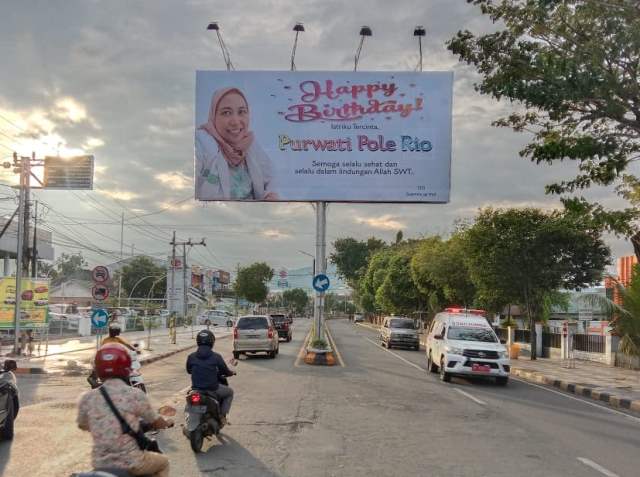 VIRAL! Cerita di Balik Dokter Krisna Ucapkan Ultah Istri Pakai Baliho Besar di Palopo, Istri Sampai Terharu Loh…