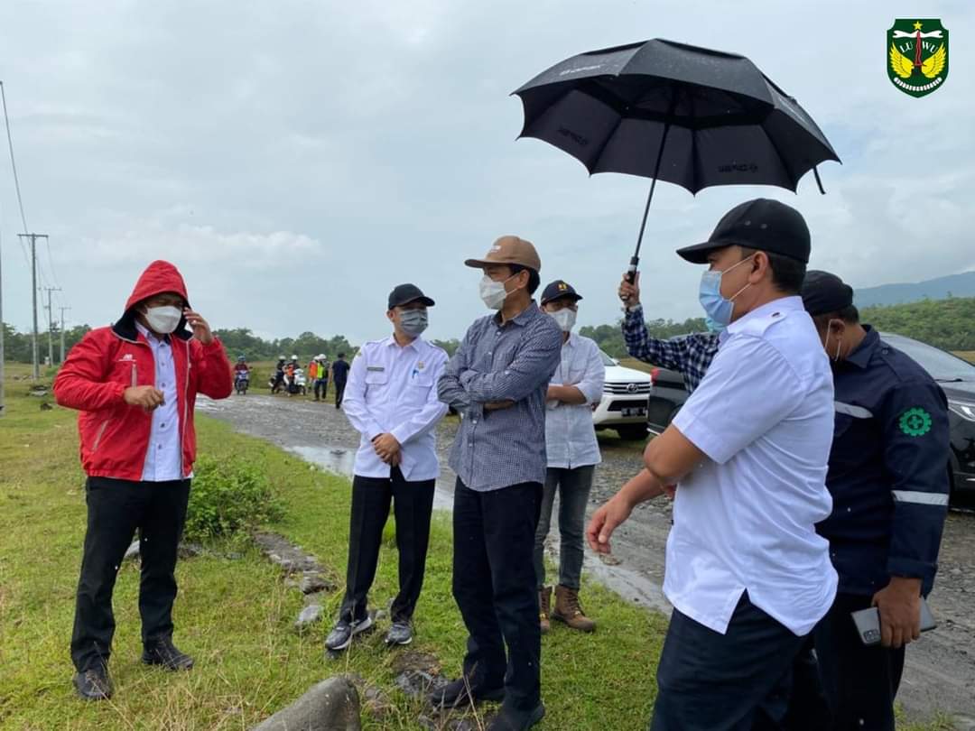Didampingi Ikhsan Asaad, Kadis PUPR Sulsel Tinjau Pelebaran Jalan di Luwu