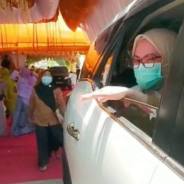 Respon Pandemi, Pegawai Kominfo Lutra Rayakan Pernikahaan Konsep ‘Drive Thru’