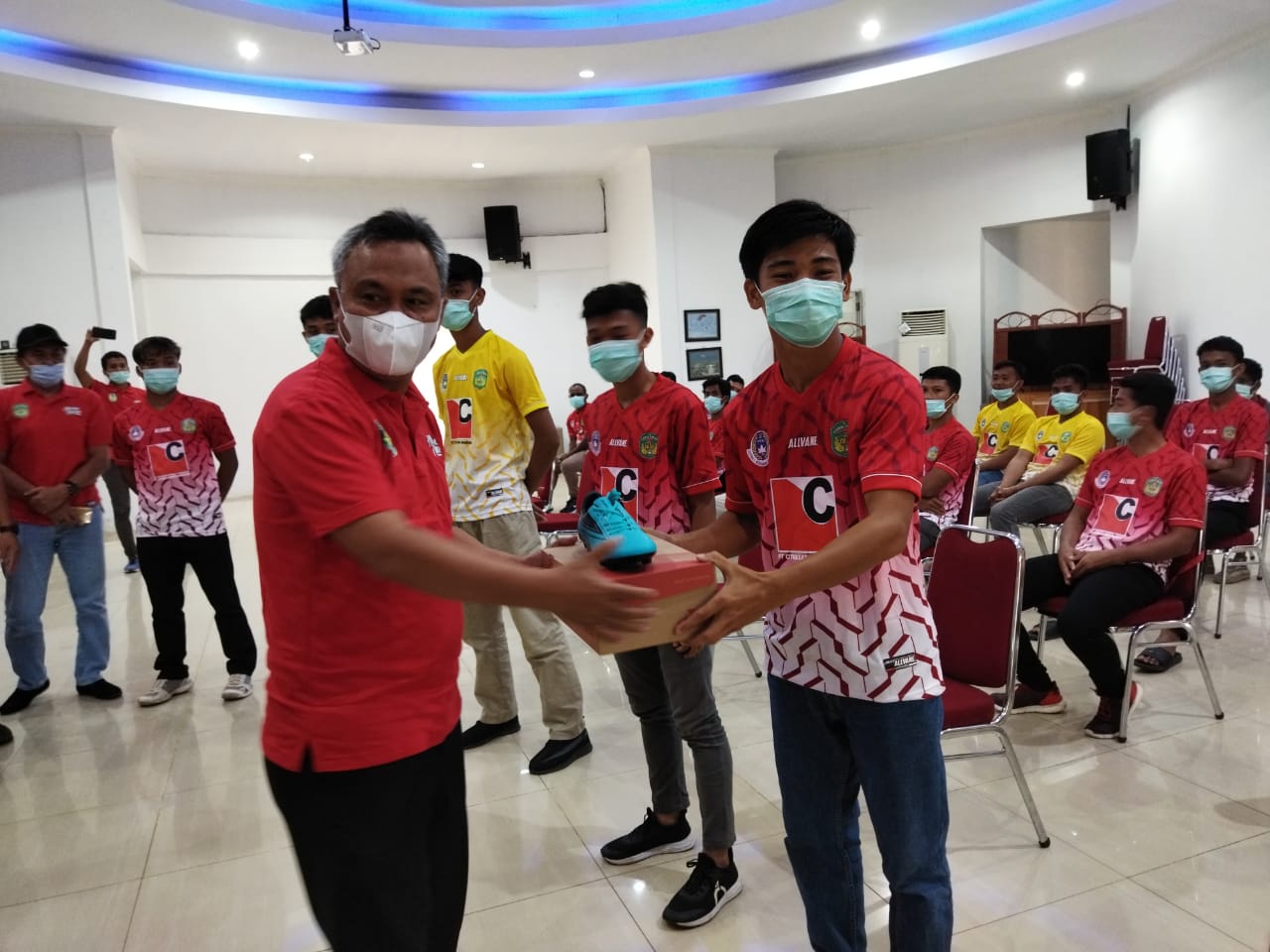 Motivasi Pemain, Bupati Luwu Timur Serahkan Sepatu untuk Tim Pra Porprov Cabor Sepak Bola Perslutim