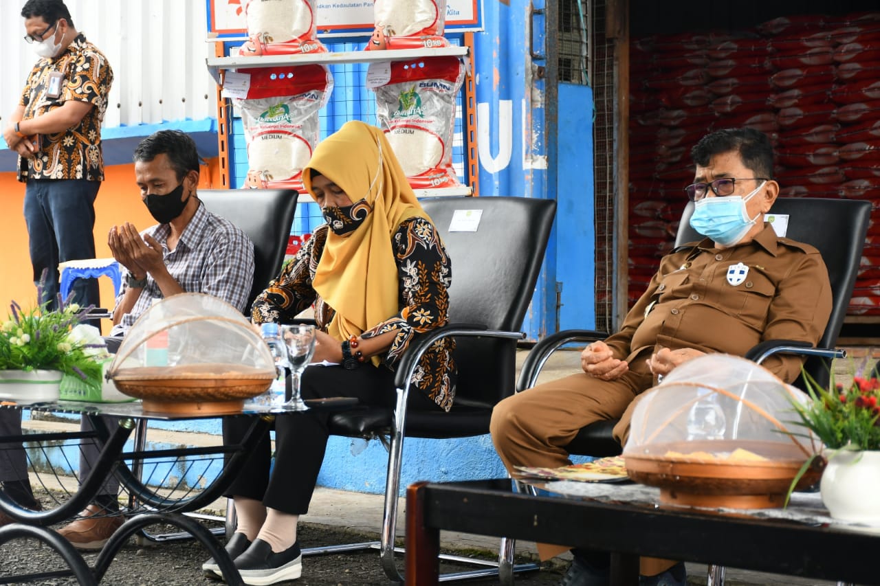 Walikota Palopo Salurkan Beras PKH dan BST Selama PPKM Mikro kepada 13.035 Keluarga Penerima Manfaat