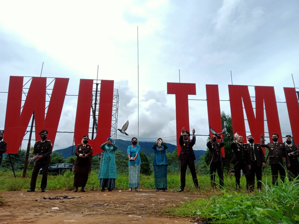 Kejari Lutim Gelar Sejumlah Kegiatan Peringati HBA ke-61, Diantaranya Beri Bantuan Korban Kebakaran di Tomoni
