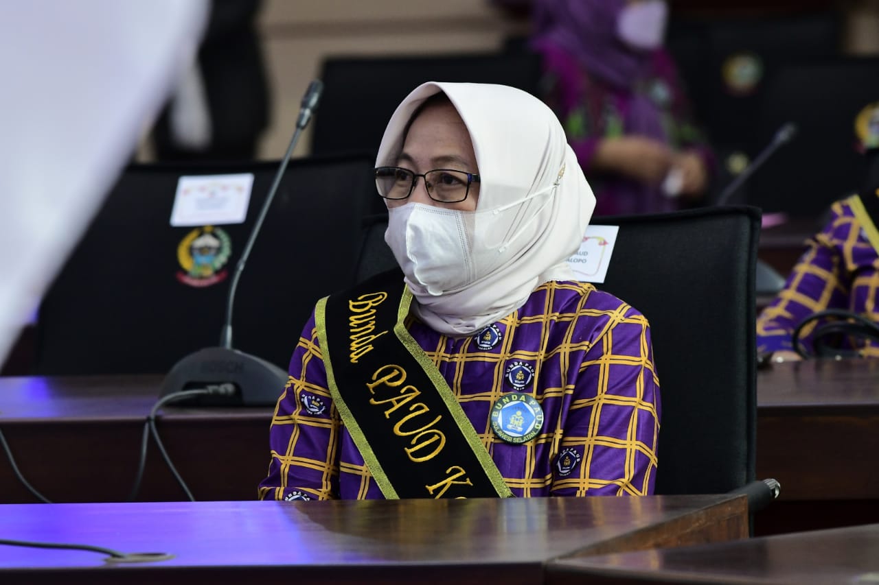 Utia Sari Judas Dikukuhkan Sebagai Bunda PAUD Palopo, Plt Gubernur Sulsel : Jangan Berhenti Berikan Masukan