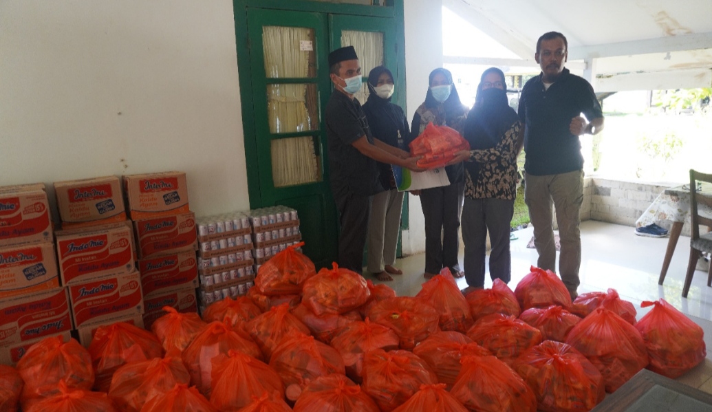 Melalui Kedatuan Luwu, PAM TM Palopo Serahkan Bantuan untuk Warga yang Isoman di Rumah