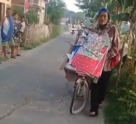 VIDEO: Gagalkan Aksi Begal Hingga Sepedanya Rusak, Kang Emon Pedagang Mainan Keliling Jadi Pahlawan di Kampungnya