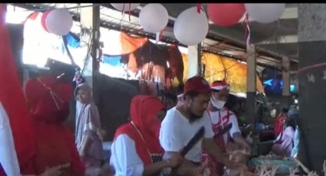 Seruunya Pedagang PNP Palopo  Berjoget Berbalut Merah Putih Sambil Berjualan, Yuk Tonton Videonya
