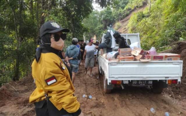 HANURA PEDULI! Naik Trail dan Lewati Jalan Berlumpur, Ketua Hanura Palopo Turun Langsung Salurkan Bantuan Korban Bencana Walmas, Tonton Videonya